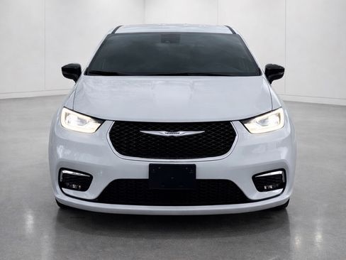 Used 2026 Chrysler Pacifica Select image 2