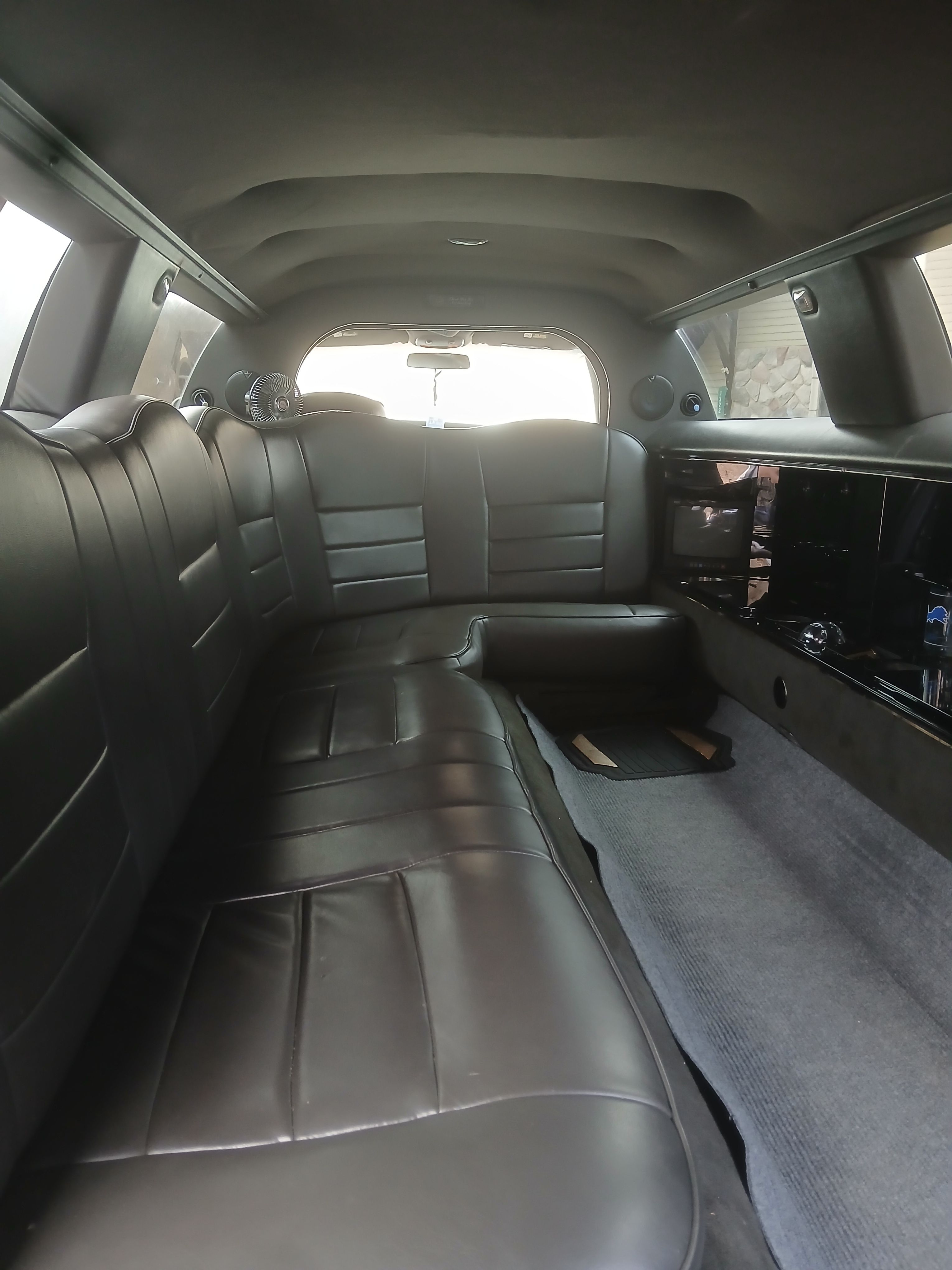 Used 2000 Lincoln Town Car Signature RWD image 2