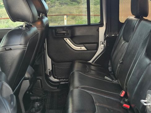 Used 2015 Jeep Wrangler Unlimited Rubicon image 24