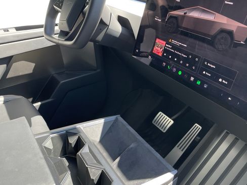 Used 2024 Tesla Cybertruck AWD Crew Cab image 6