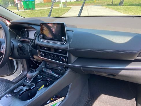 Used 2023 Nissan Rogue S image 8