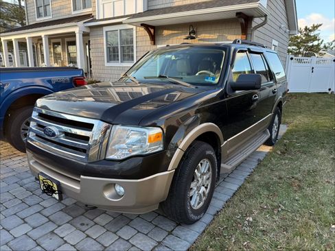 Used 2013 Ford Expedition XLT image 1