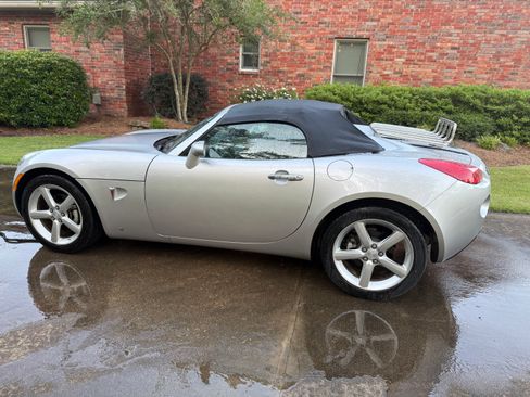 Used 2009 Pontiac Solstice Convertible w/ Preferred Package RWD image 1