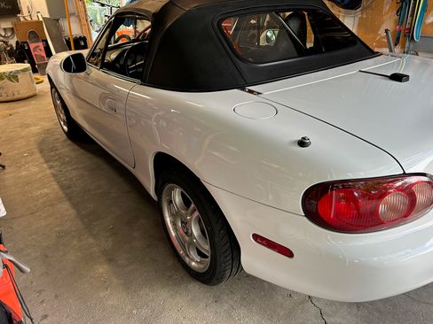 Used 2001 MAZDA MX-5 Miata RWD image 5