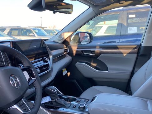 Used 2021 Toyota Highlander Platinum image 2