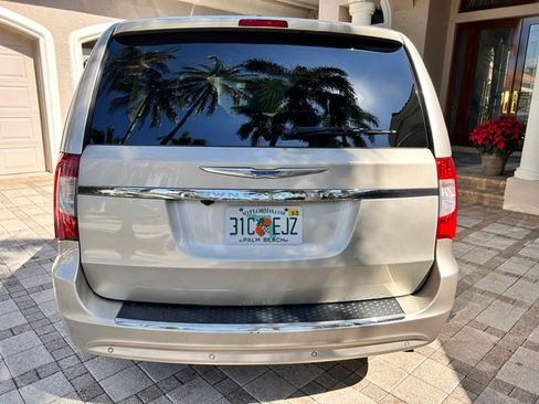 Used 2013 Chrysler Town & Country Touring-L w/ Entertainment Group #2 FWD image 12