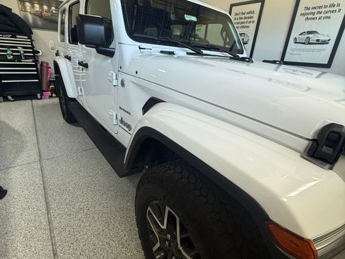 Used 2024 Jeep Wrangler Unlimited Sahara w/ Technology Group image 5