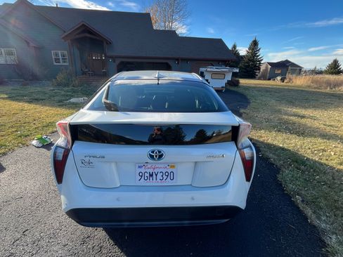 Used 2017 Toyota Prius Four Touring image 4