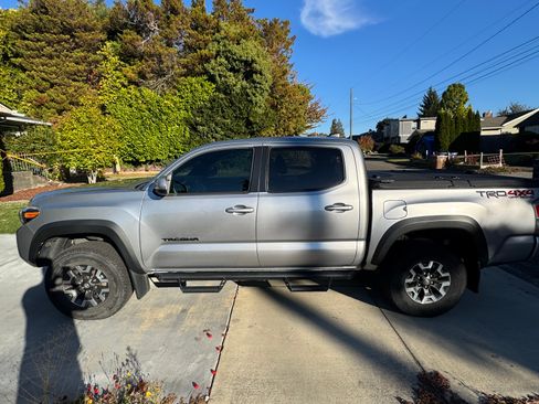 Used 2020 Toyota Tacoma TRD Off-Road image 1