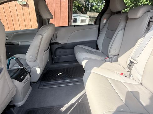 Used 2020 Toyota Sienna XLE Premium FWD image 23