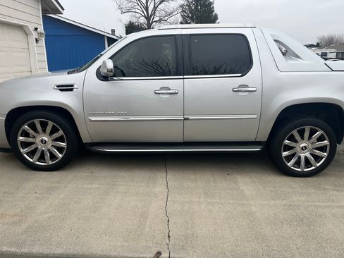 Used 2012 Cadillac Escalade EXT Luxury image 2