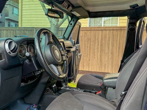 Used 2013 Jeep Wrangler Unlimited Sahara image 12