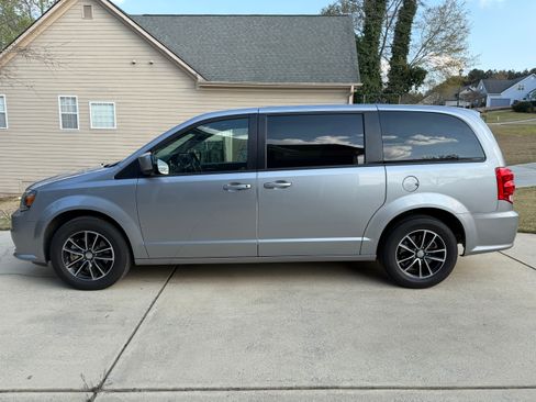 Used 2018 Dodge Grand Caravan SE FWD image 5