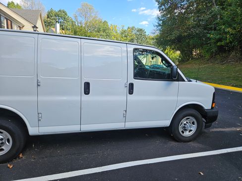 Used 2017 Chevrolet Express 2500 image 5