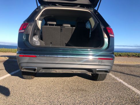 Used 2018 Volkswagen Tiguan SE w/ Panoramic Sunroof Package image 8