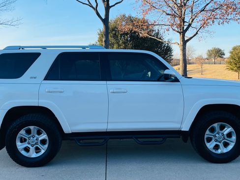 Used 2014 Toyota 4Runner SR5 image 2