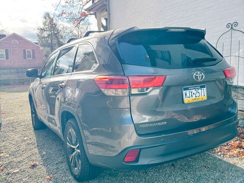 Used 2017 Toyota Highlander LE image 2