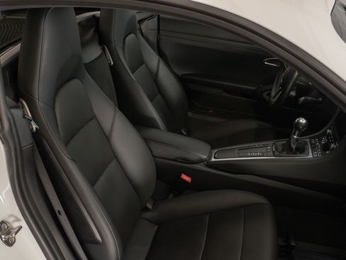 Used 2019 Porsche 718 Cayman image 16