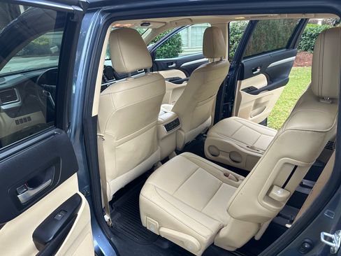 Used 2017 Toyota Highlander XLE image 9