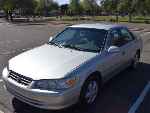 Used 2001 Toyota Camry XLE image 1