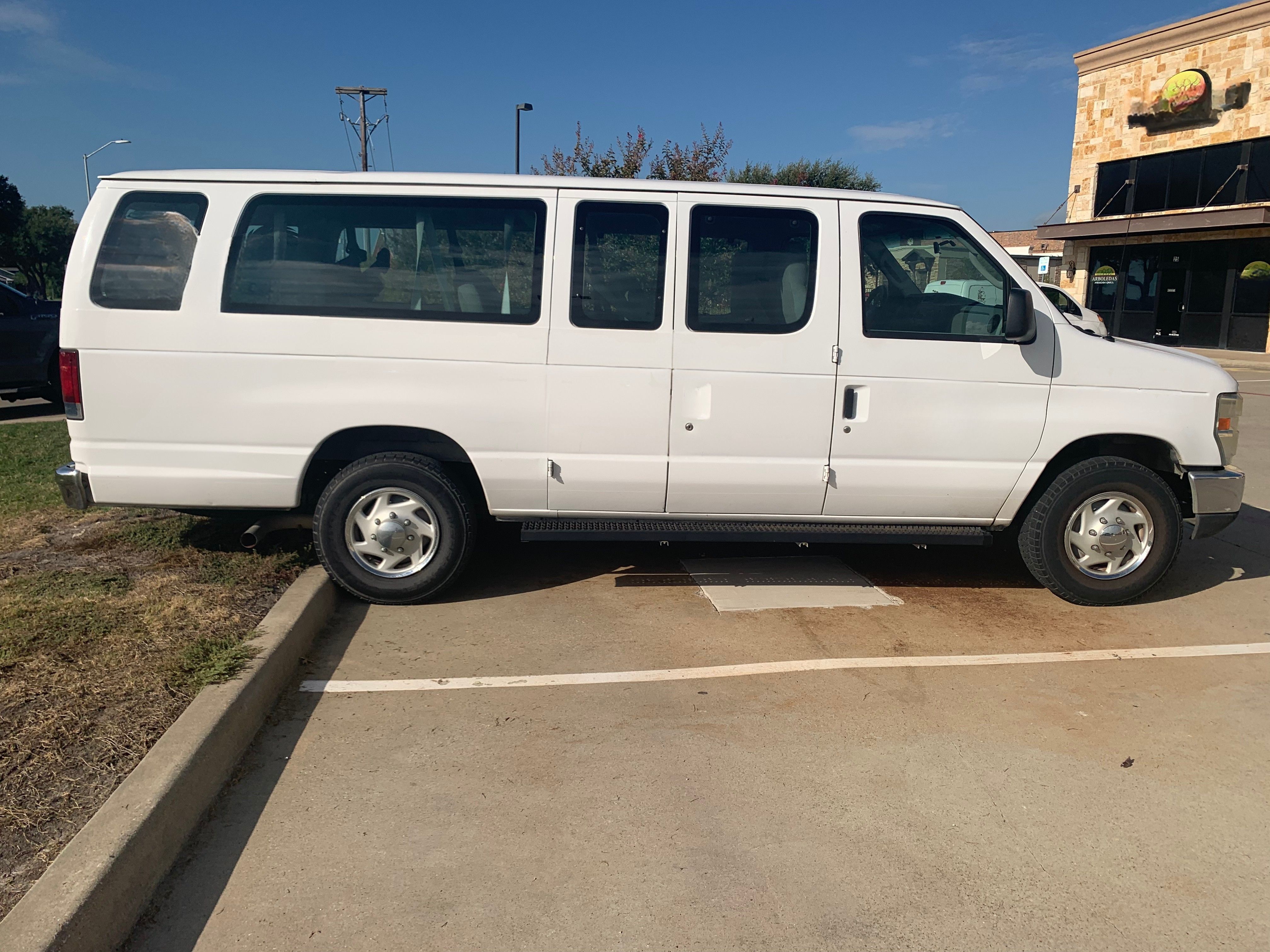 Used 2009 Ford E-350 and Econoline 350 XLT RWD image 1