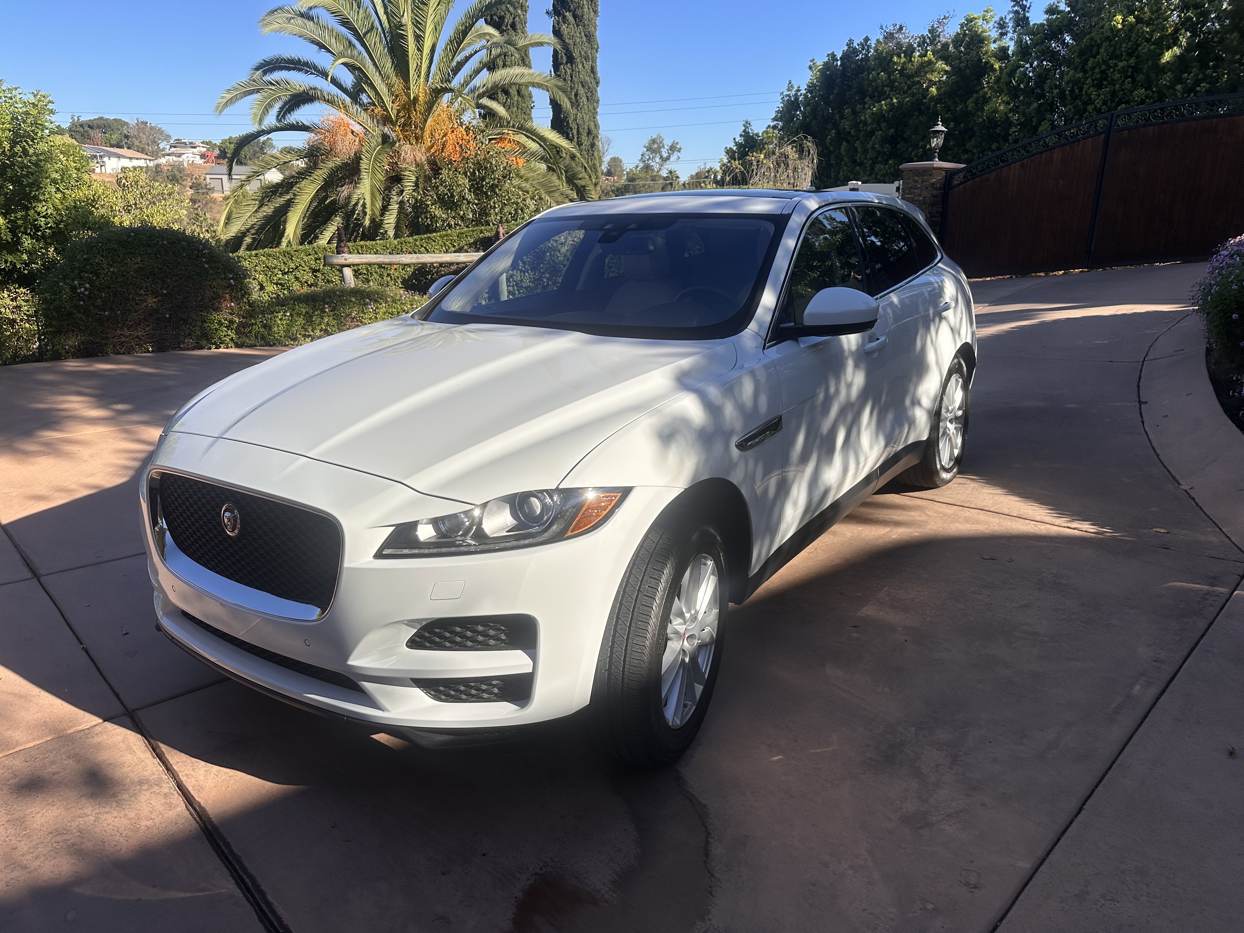 Used 2017 Jaguar F-PACE Prestige AWD/4WD image 2
