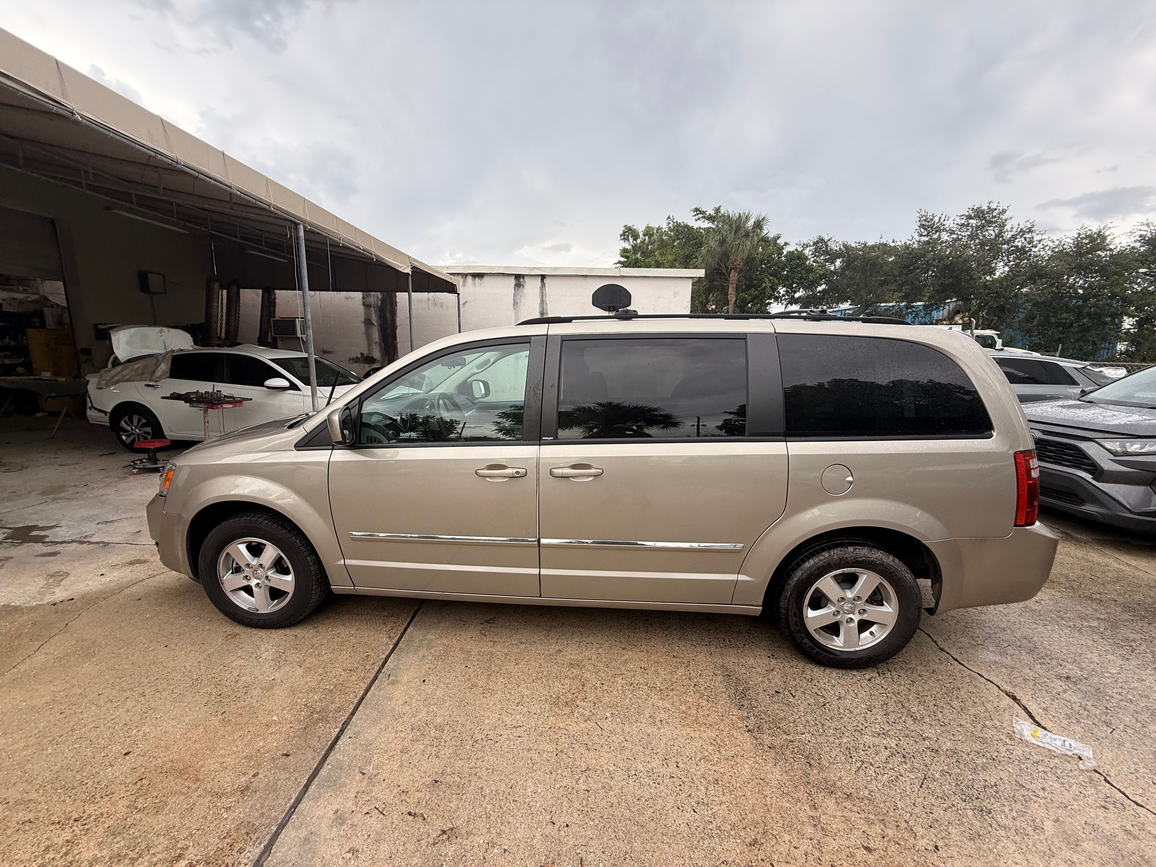 Used 2009 Dodge Grand Caravan SXT w/ Entertainment Group 2 FWD image 4