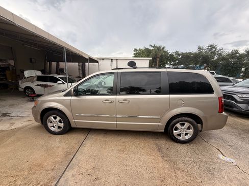 Used 2009 Dodge Grand Caravan SXT w/ Entertainment Group 2 FWD image 4