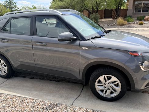 Used 2020 Hyundai Venue SEL FWD image 2