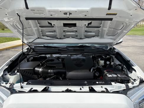 Used 2017 Toyota Tacoma TRD Sport image 9