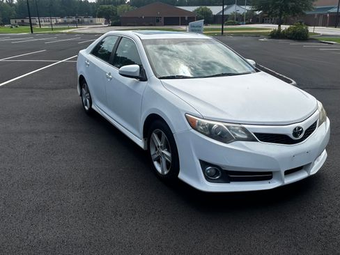 Used 2012 Toyota Camry SE w/ Leather Pkg FWD image 8