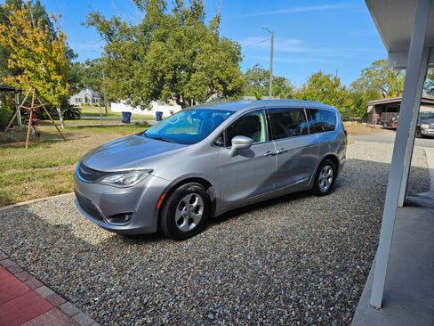Used 2017 Chrysler Pacifica Touring-L Plus image 1
