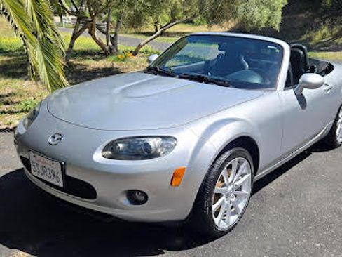 Used 2006 MAZDA MX-5 Miata Grand Touring w/ Premium Pkg RWD image 5