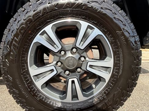 Used 2017 Toyota Tacoma TRD Sport w/ Exterior Package AWD/4WD image 16