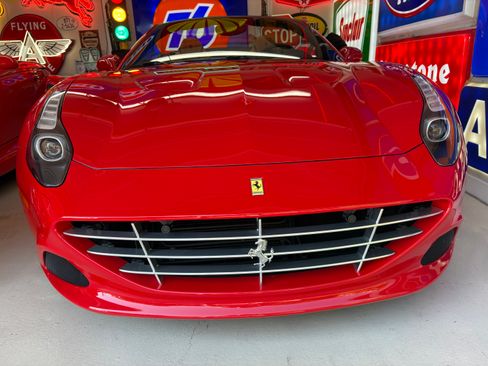 Used 2015 Ferrari California T RWD image 11