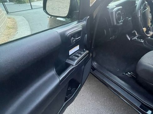 Used 2019 Toyota Tacoma TRD Off-Road w/ Technology Package AWD/4WD image 4