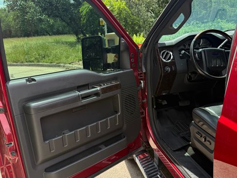 Used 2013 Ford F250 Platinum w/ FX4 Off Road Pkg AWD/4WD image 16