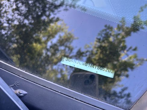 Used 2021 Jeep Compass Latitude image 23