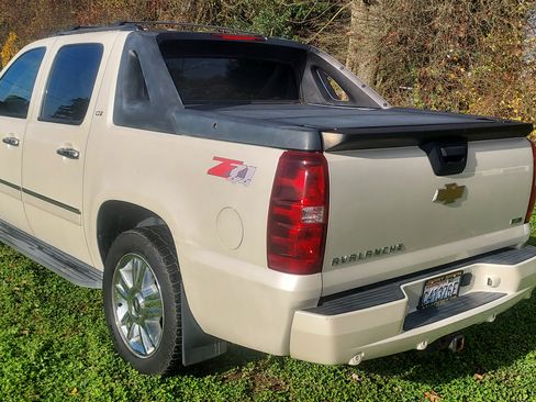 Used 2010 Chevrolet Avalanche LTZ image 11