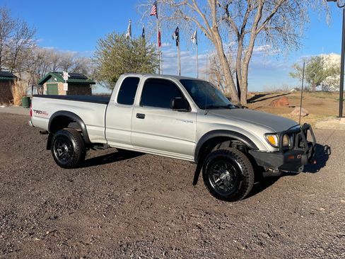Used 2001 Toyota Tacoma Limited image 2