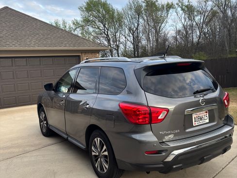 Used 2017 Nissan Pathfinder SV w/ SV Tech Package image 5