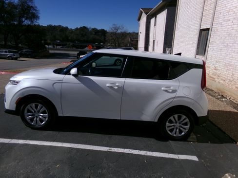 Used 2021 Kia Soul LX image 10