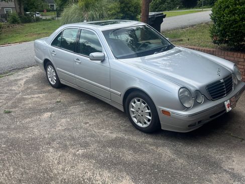 Used 2001 Mercedes-Benz E 320 Sedan image 5