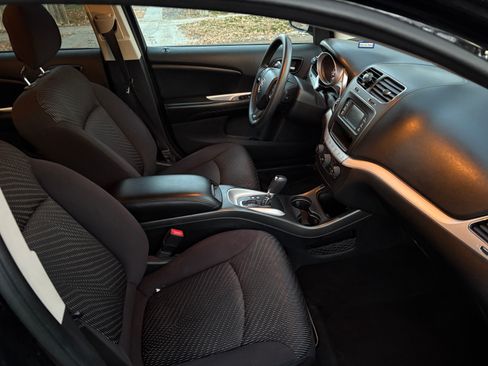 Used 2014 Dodge Journey SXT image 12