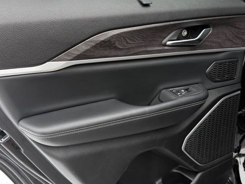 Used 2022 Jeep Grand Cherokee Limited 4xe w/ Luxury Tech Group II image 15