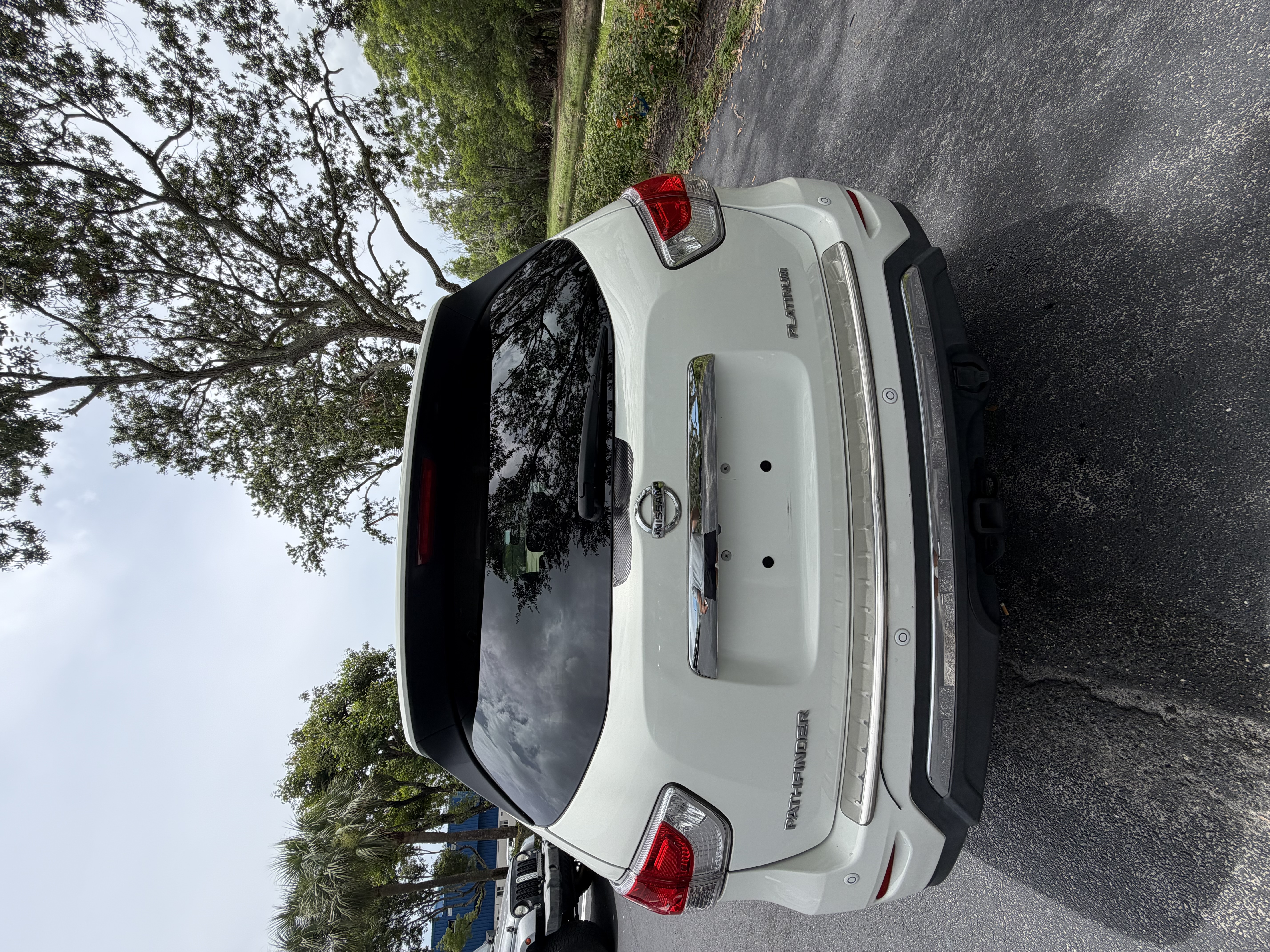 Used 2014 Nissan Pathfinder Platinum FWD image 5