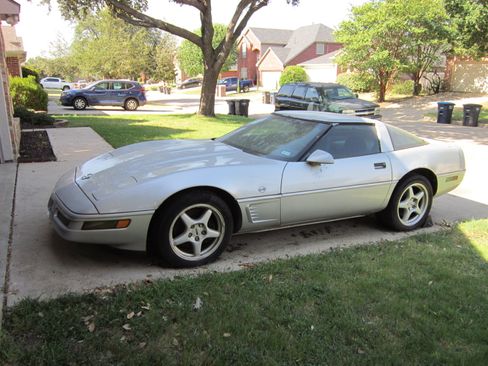 Used 1996 Chevrolet Corvette Coupe RWD image 2
