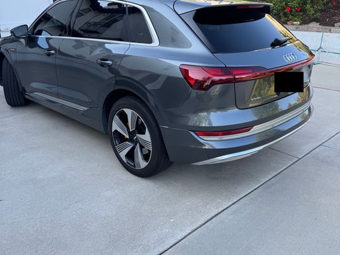 Used 2019 Audi e-tron Prestige w/ Prestige Package AWD/4WD image 4