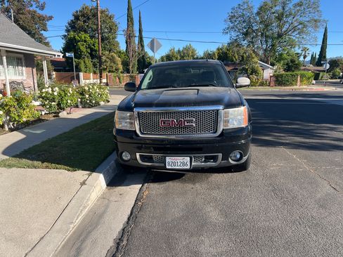 Used 2010 GMC Sierra 1500 Denali image 2