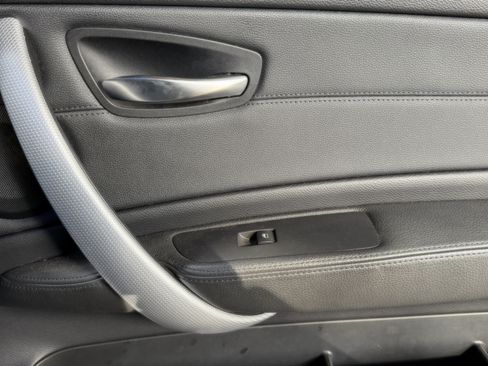 Used 2011 BMW 135i Convertible image 28